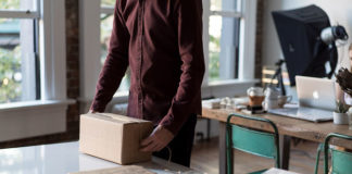 Jak zamówić kuriera do domu, aby odebrał od nas paczkę?