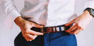 Chinosy męskie – modne spodnie materiałowe