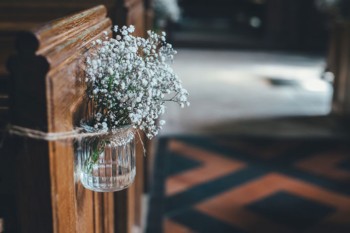 Jakie kwiaty sprawdzą się na weselu w plenerze?