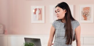 Kobieta plus size w biurze