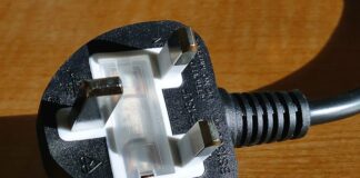 Jakie jest minimalne natężenie oświetlenia na stanowisku obsługi komputera?