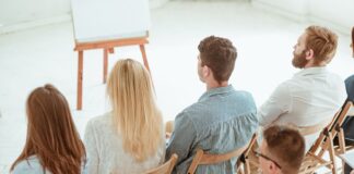 Dlaczego warto szkolić pracowników pomocy społecznej